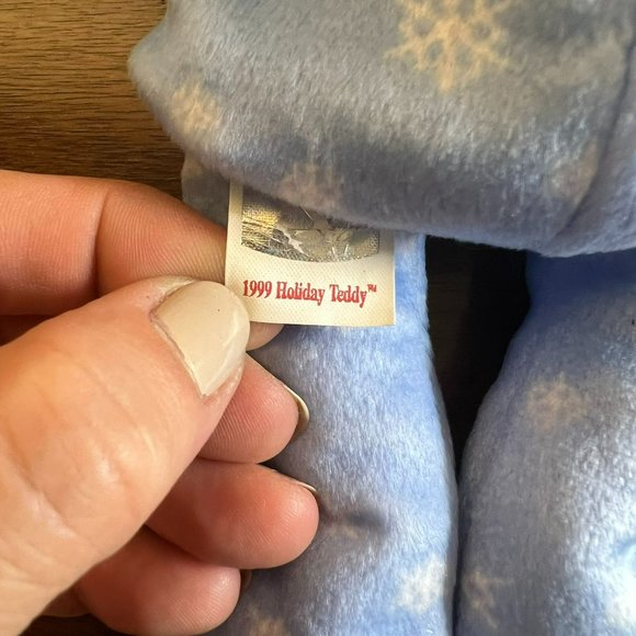 Ty Beanie Baby - 1999 Holiday Teddy the Bear - Style Number #04257 - Picture 8 of 9